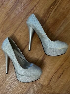 Qupid Silver Glitter Platform Pumps